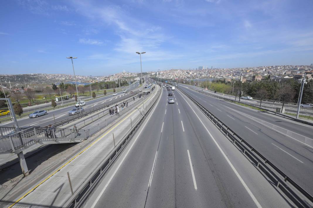 İstanbul'da seçim trafiği! Yollar boş kaldı. Yoğunluk 8’e düştü 13